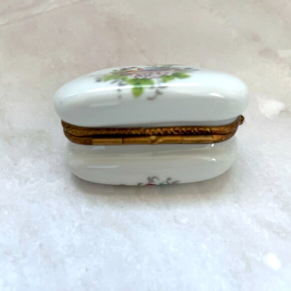 Vintage Limoges Porcelain Purse Box: Hand-Painted Floral, Chain & Bow Clasp - Picture 3 of 4